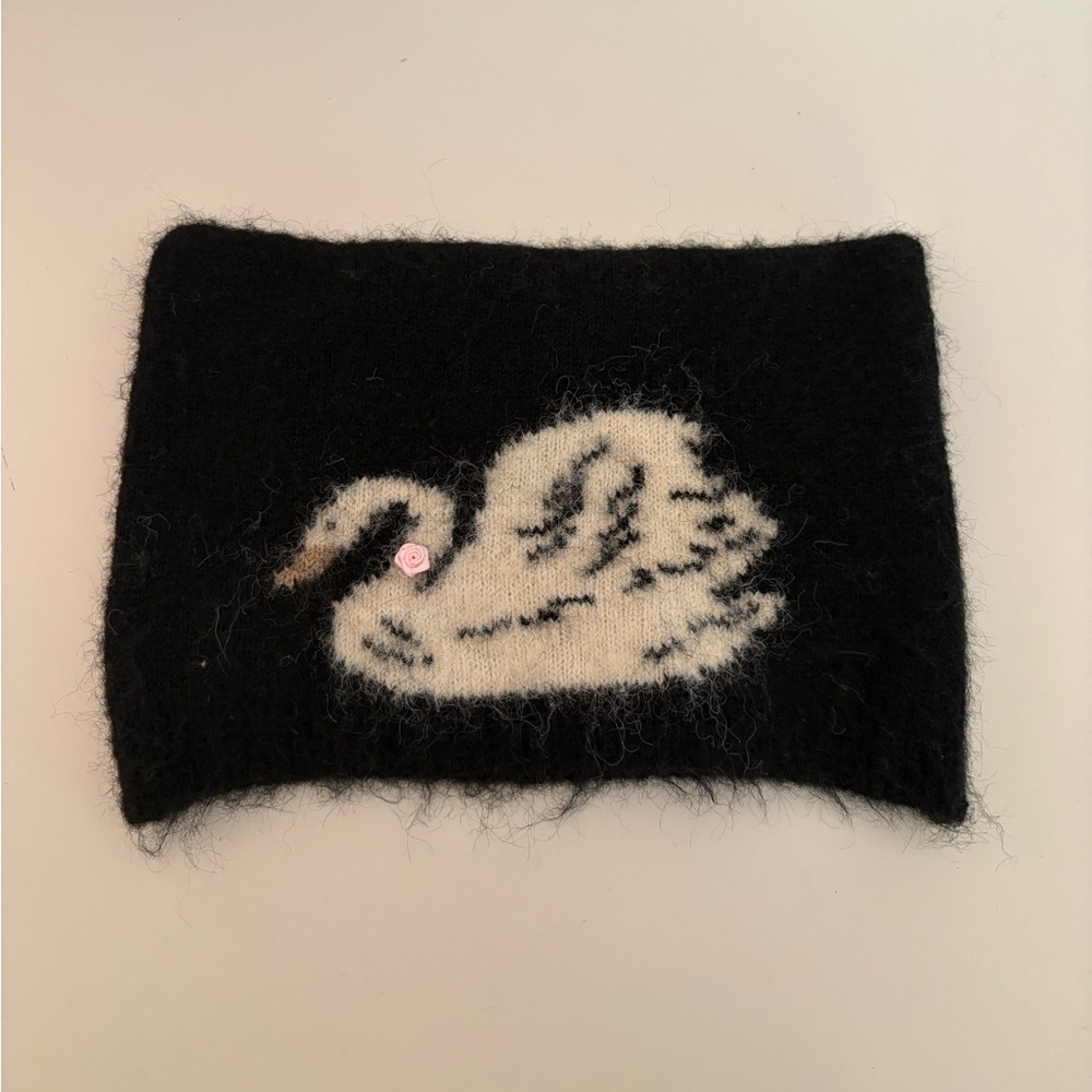 NWOT Urban Outfitters Mylo Swan Fuzzy Beanie - Picture 4 of 9